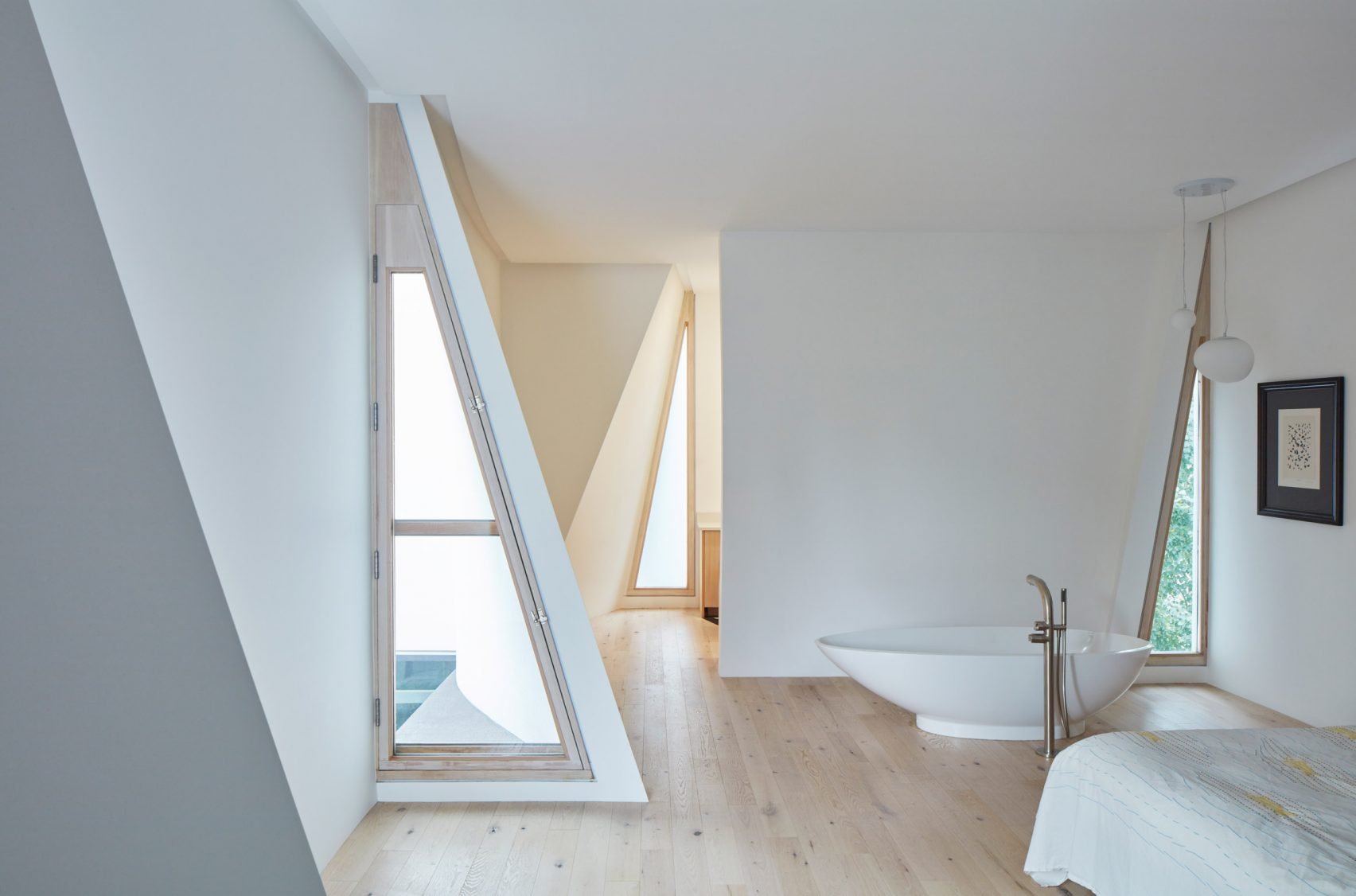 Arthur Residence 침실, 콘크리트 벽 너머로 이웃집 창문이 보인다