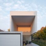 Arthur Residence 캔틸레버 구조로 띄운 진입로 지붕, 노을빛이 비친다
