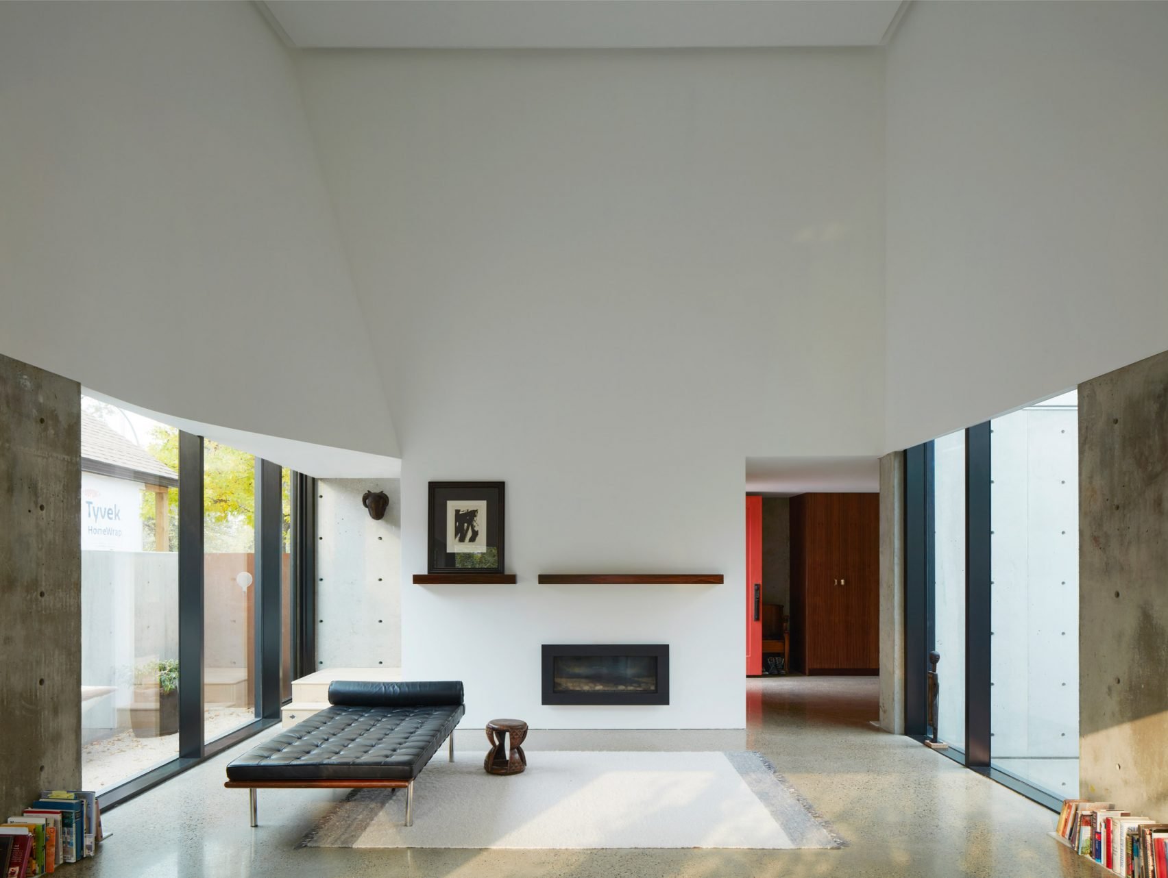 층고를 높인 Arthur Residence 거실, 콘크리트 벽과 유리창