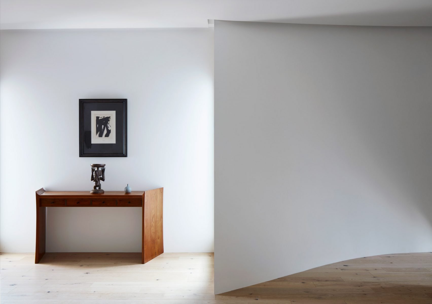 Arthur Residence 위층에서 이웃을 내다보는 창