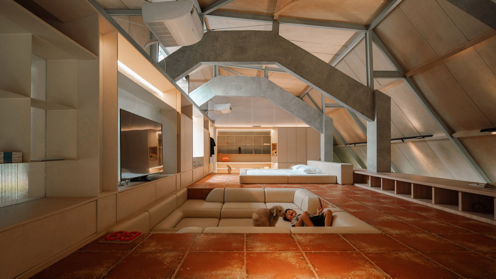 Attic Above Garden 다락 침실의 선큰 스페이스, 아이와 강아지가 있는 모습