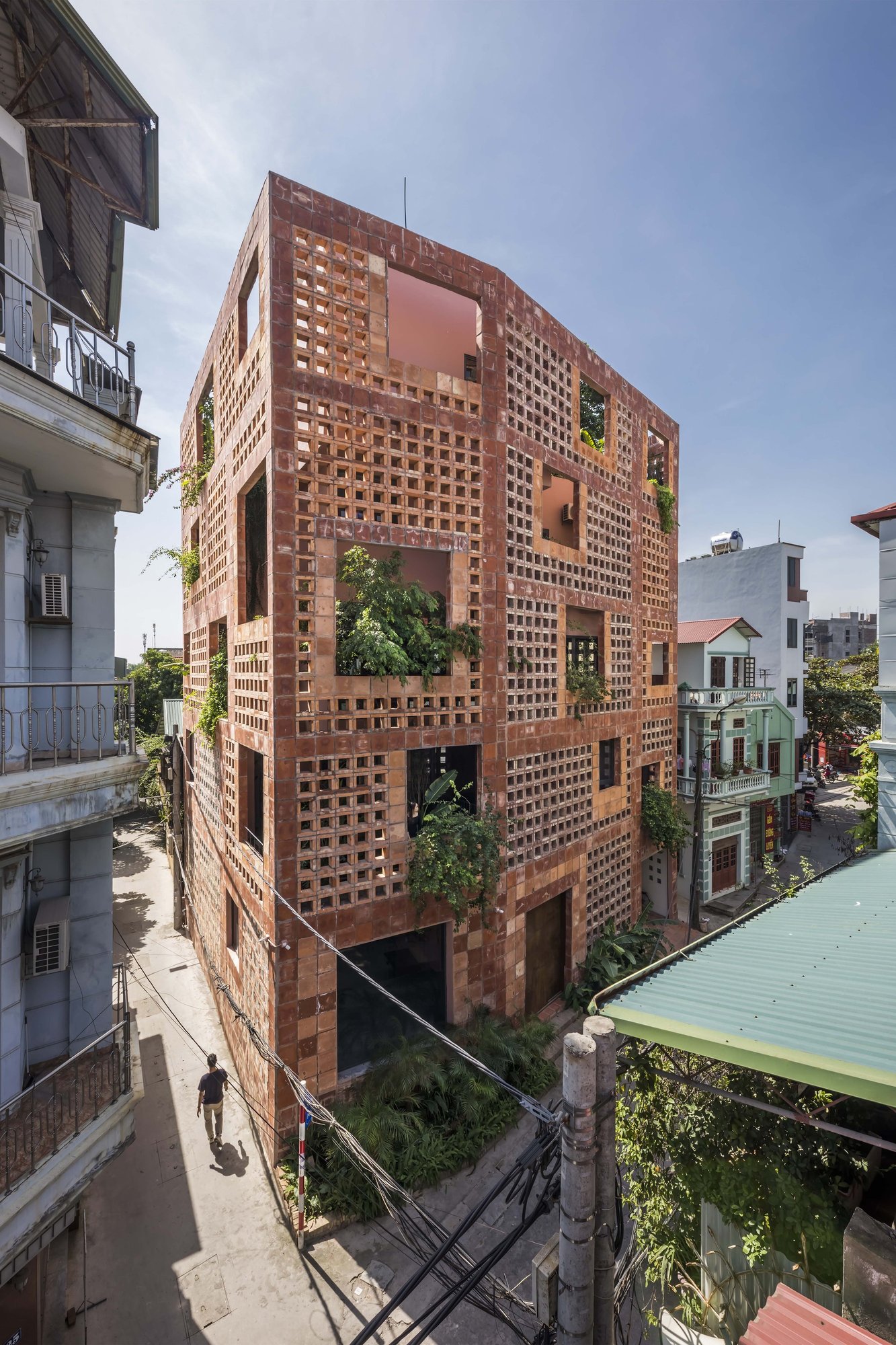Bat Trang House의 도자기 벽돌 파사드 전경