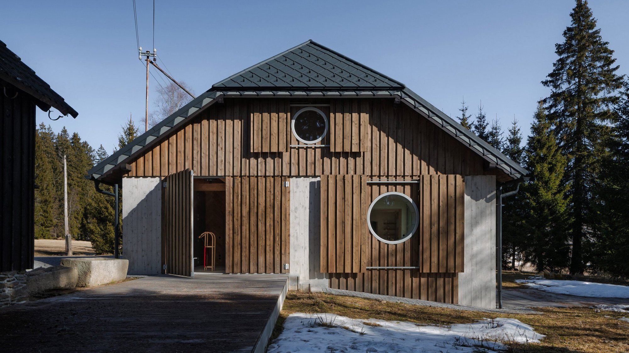 Borová Lada Cottage 게이블 파사드 낮 전경