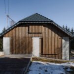 Borová Lada Cottage 셔터가 닫힌 게이블 파사드