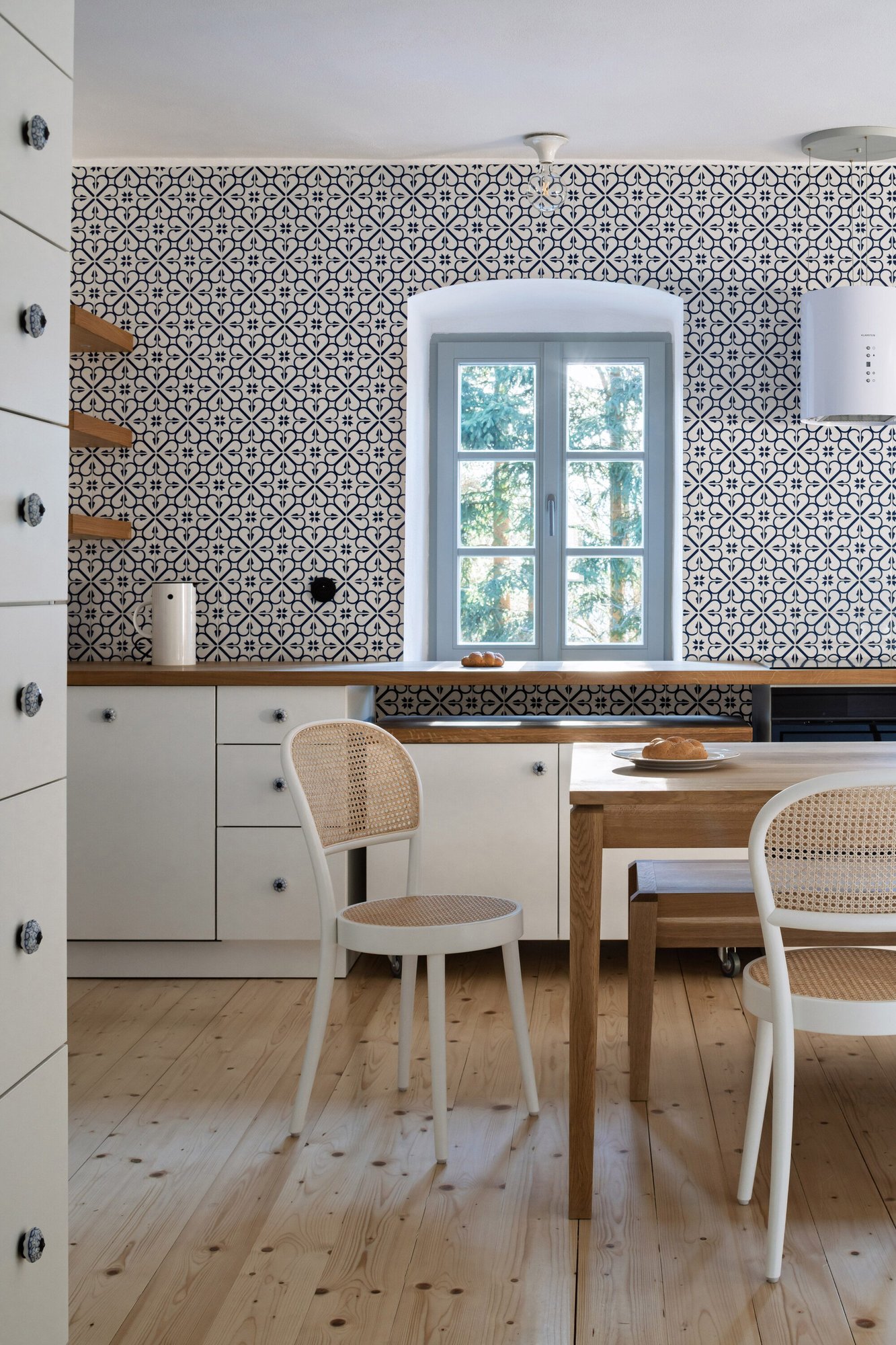 Borová Lada Cottage 부엌과 아치 창
