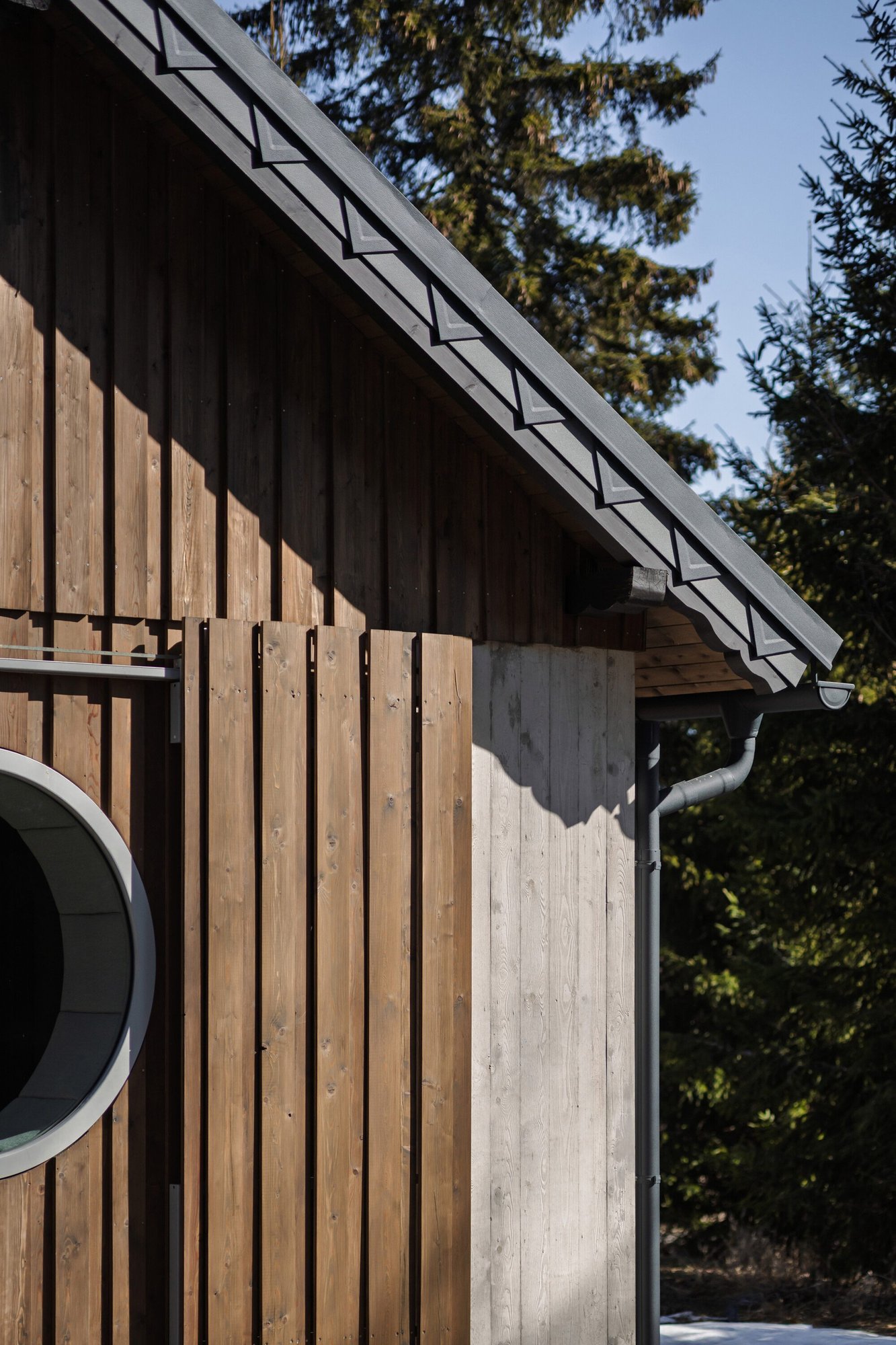 Borová Lada Cottage 지붕 끝 지그재그 디테일