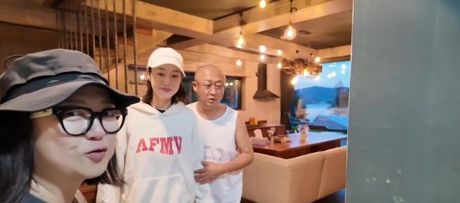 최여진과 김재욱, 김숙이 가평 신혼집 1층 다이닝 공간에 서 있다