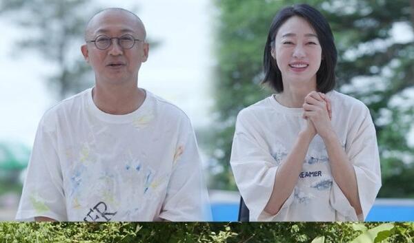 최여진과 남편 김재욱이 나란히 인터뷰하고 있다