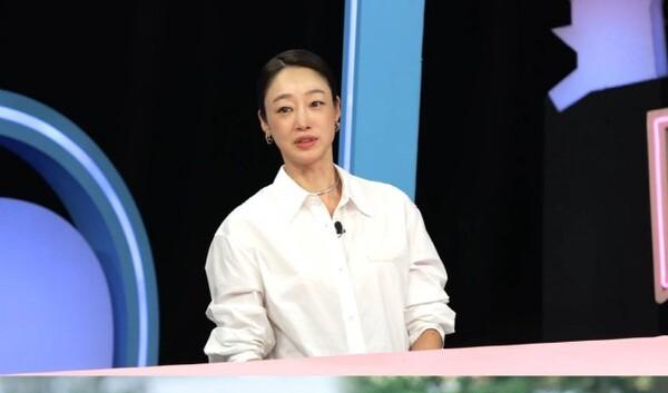 배우 최여진이 방송에 출연해 인터뷰하고 있다
