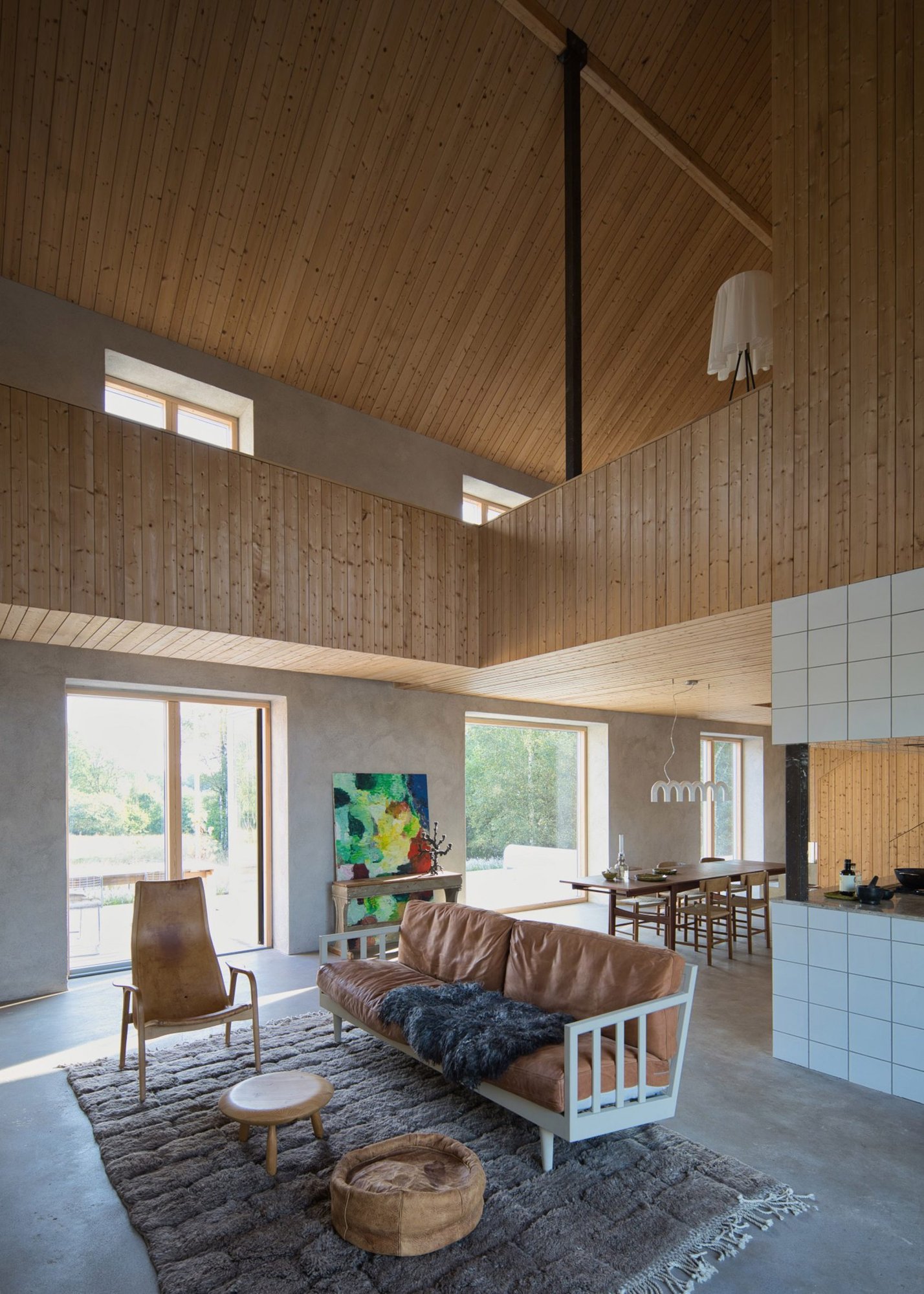 8m 높이의 House Hökarn 거실, 목재 워크웨이가 가로지른다