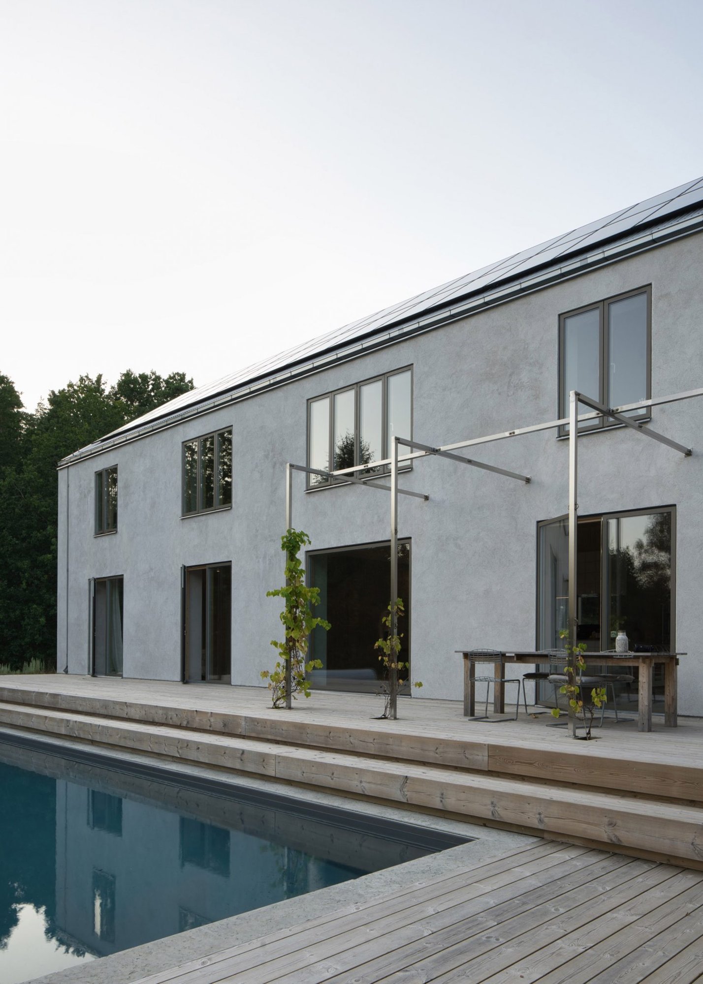 House Hökarn 수영장으로 이어지는 목재 데크 테라스