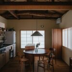 House in Akashi 주방과 이어지는 원형 식탁
