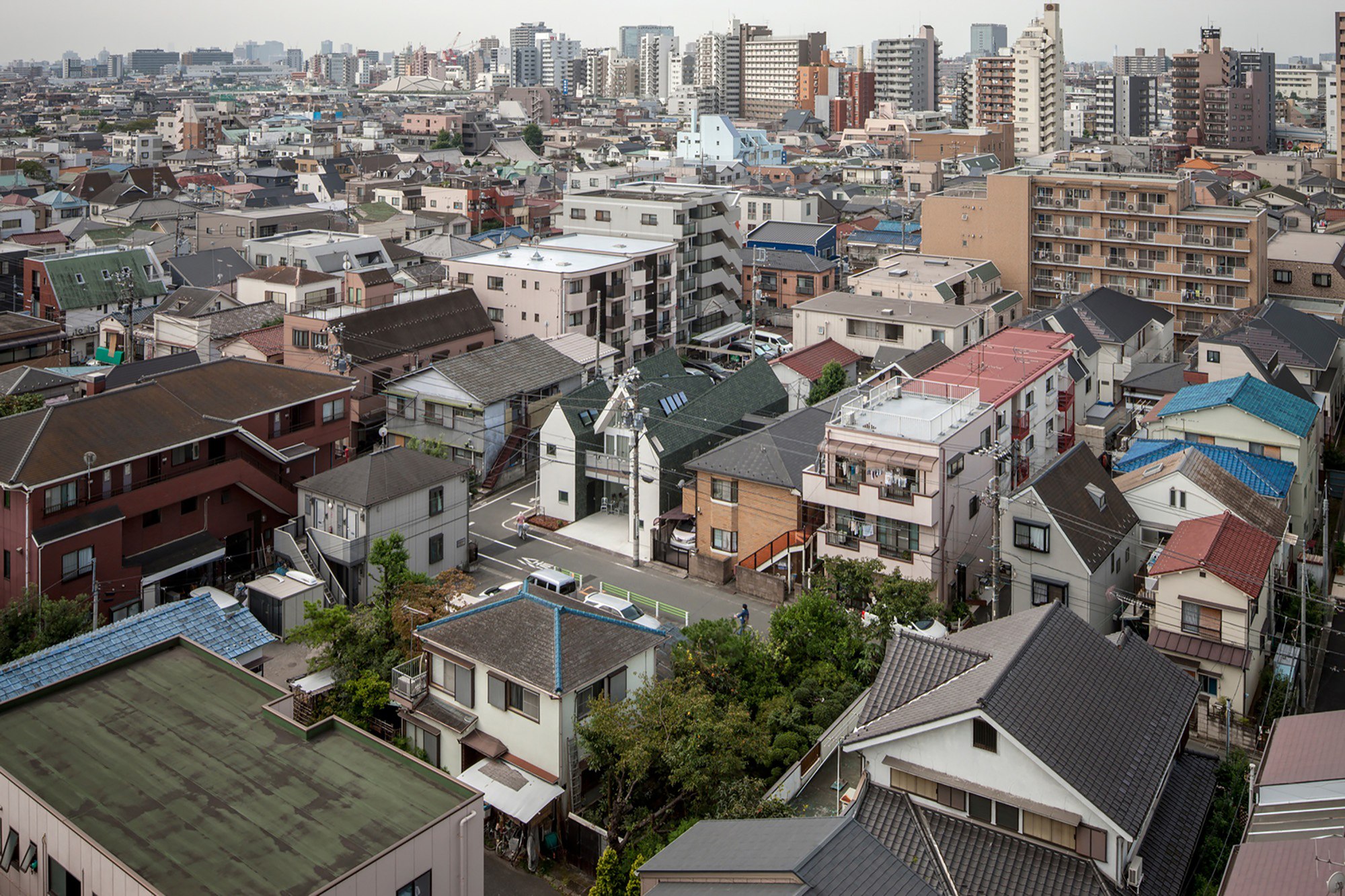 접수 홀에서 바라본 목재 천장과 펜던트 조명