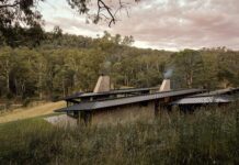 전기도 수도도 끊었더니 오히려 더 편해졌다, Howqua River Lodge 숲 사이 노을 속 Howqua River Lodge 전경