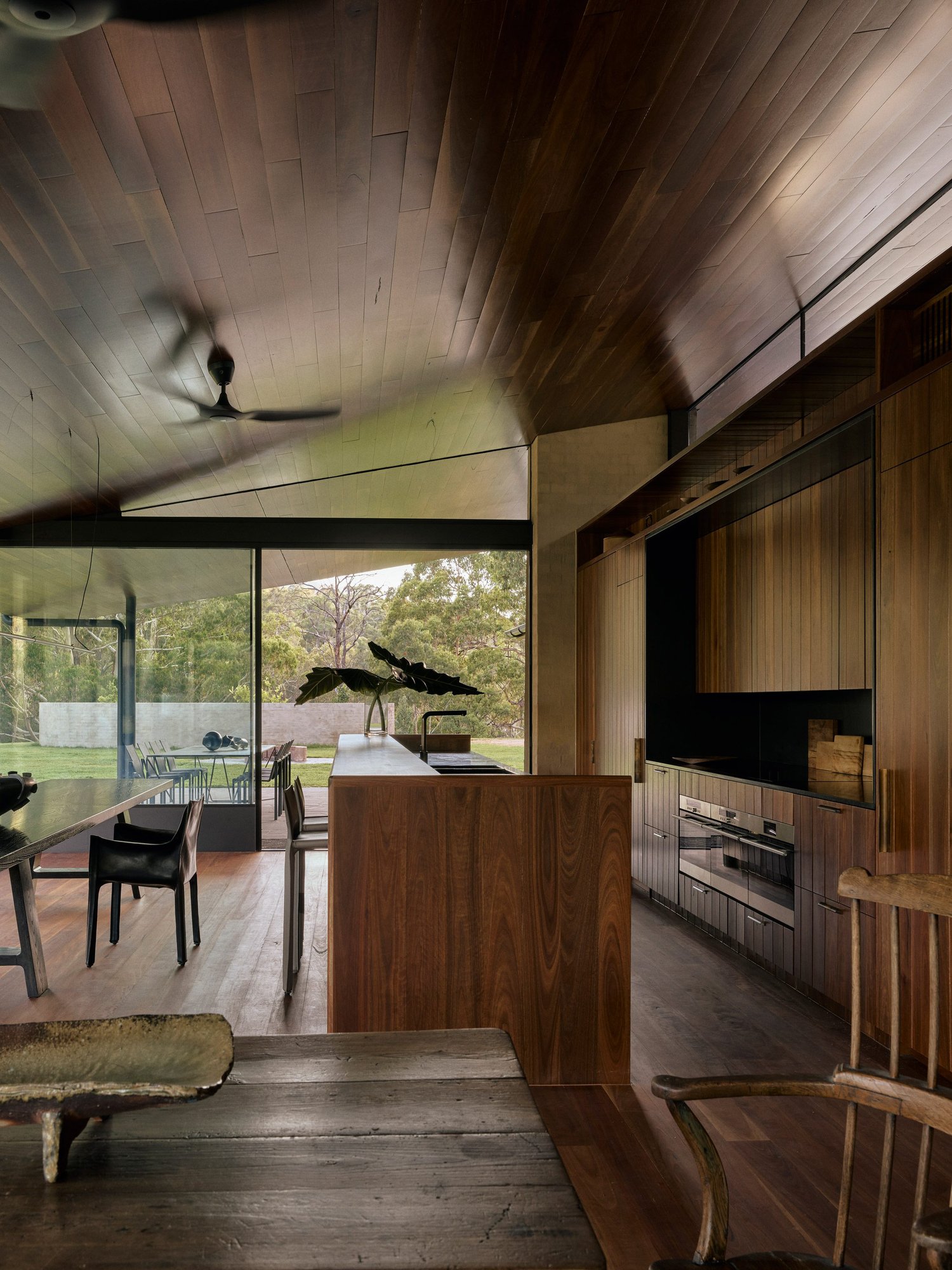 Howqua River Lodge 원목 마감 주방