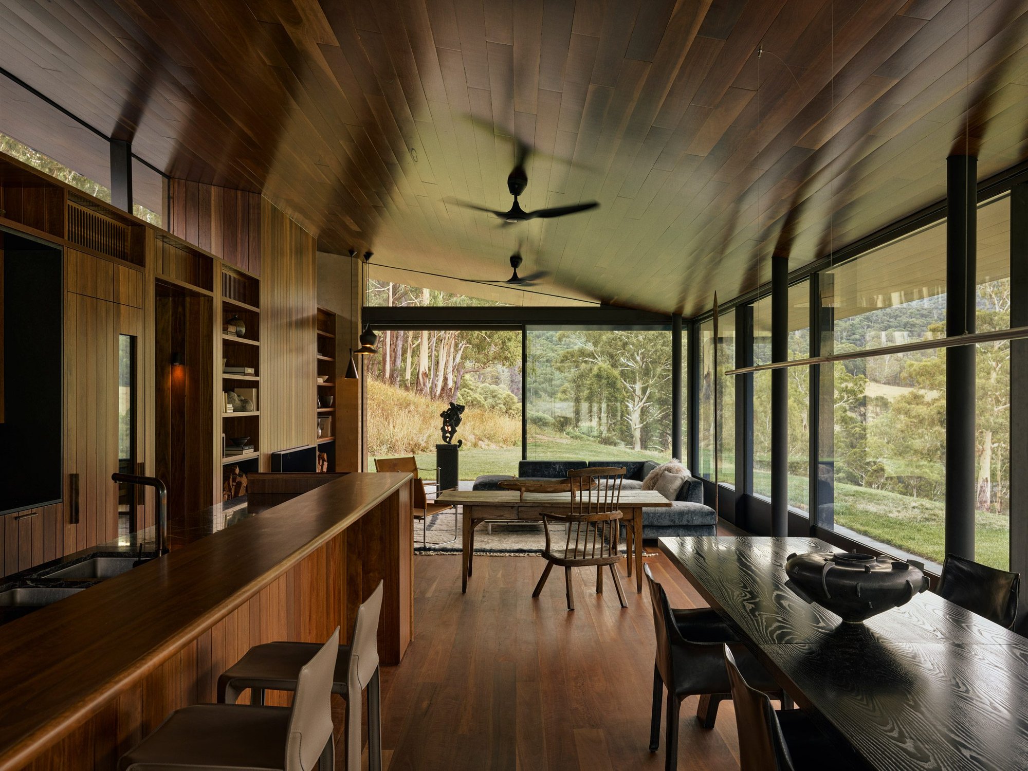 Howqua River Lodge 거실과 다이닝 공간