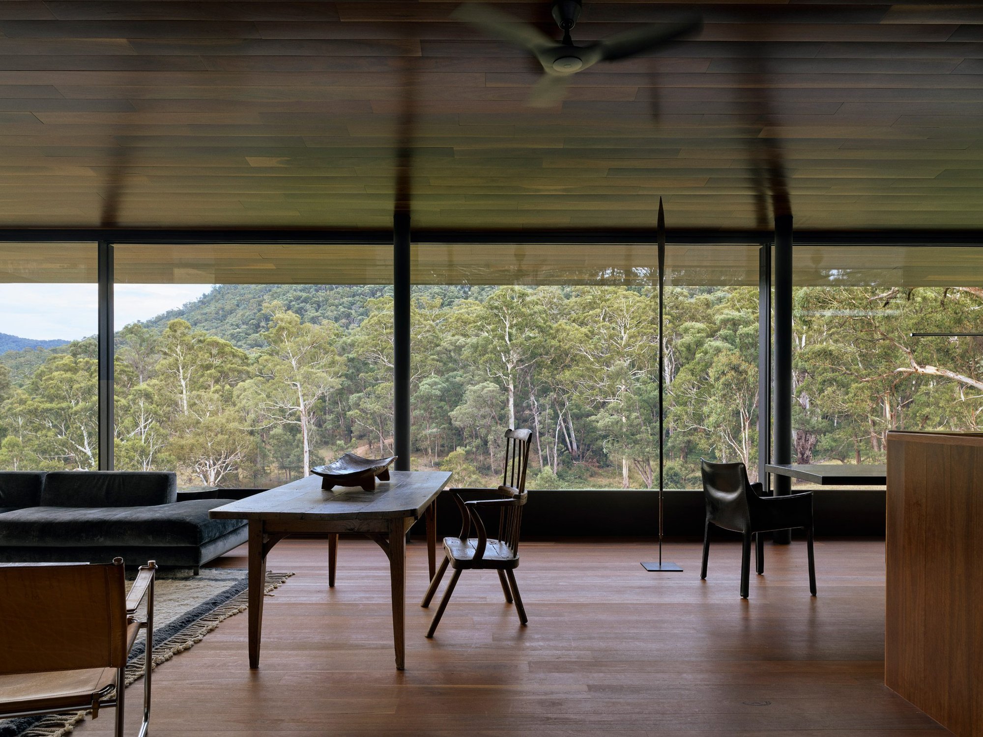 Howqua River Lodge 라운지에서 바라본 숲 전망