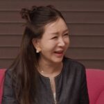 핑크톤 소파에 앉아 웃고 있는 박준금