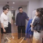 드레스룸 통로에서 대화를 나누는 박준금과 게스트들