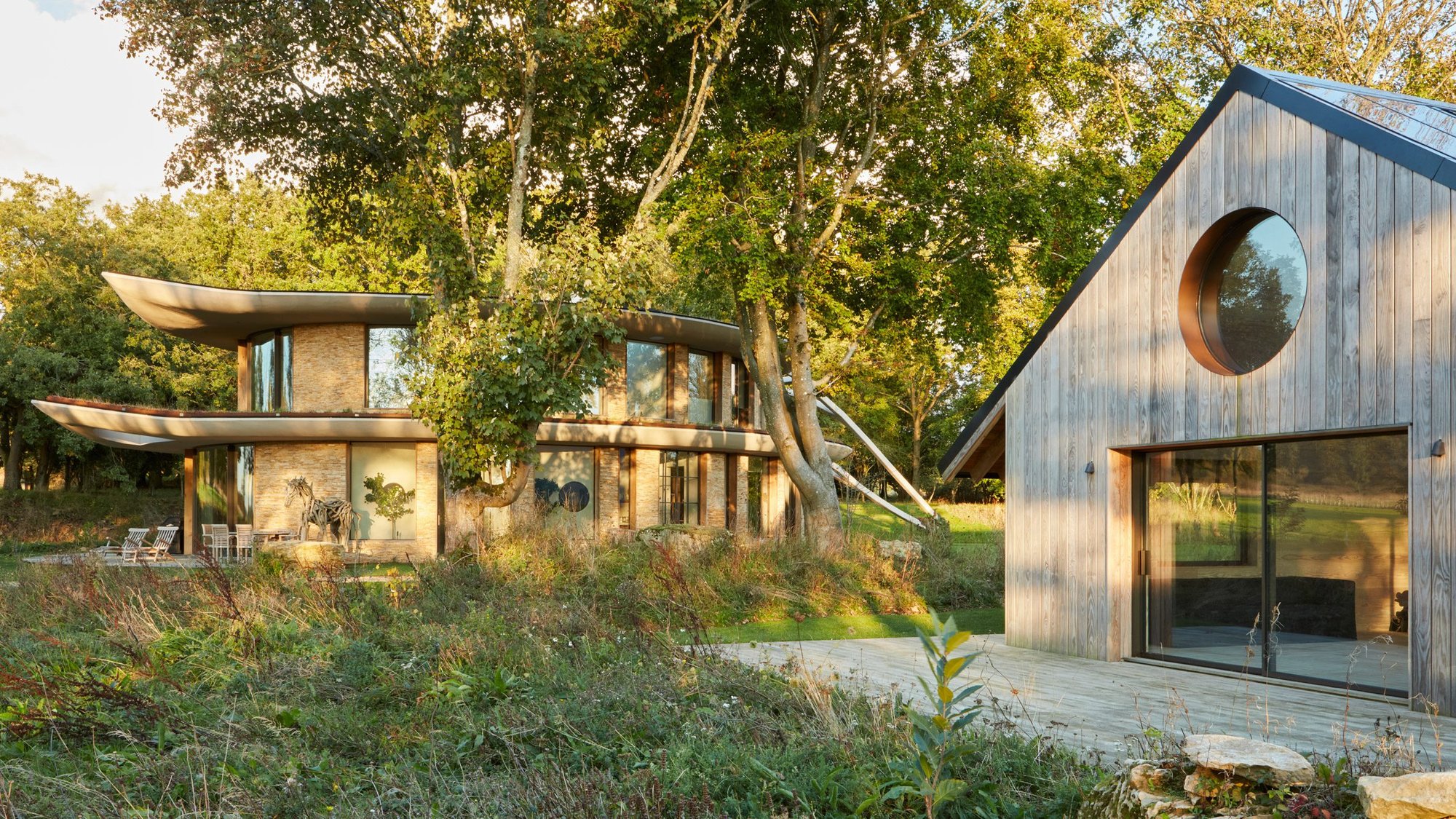 Leaf House 외관, 곡선 지붕과 벽돌 파사드