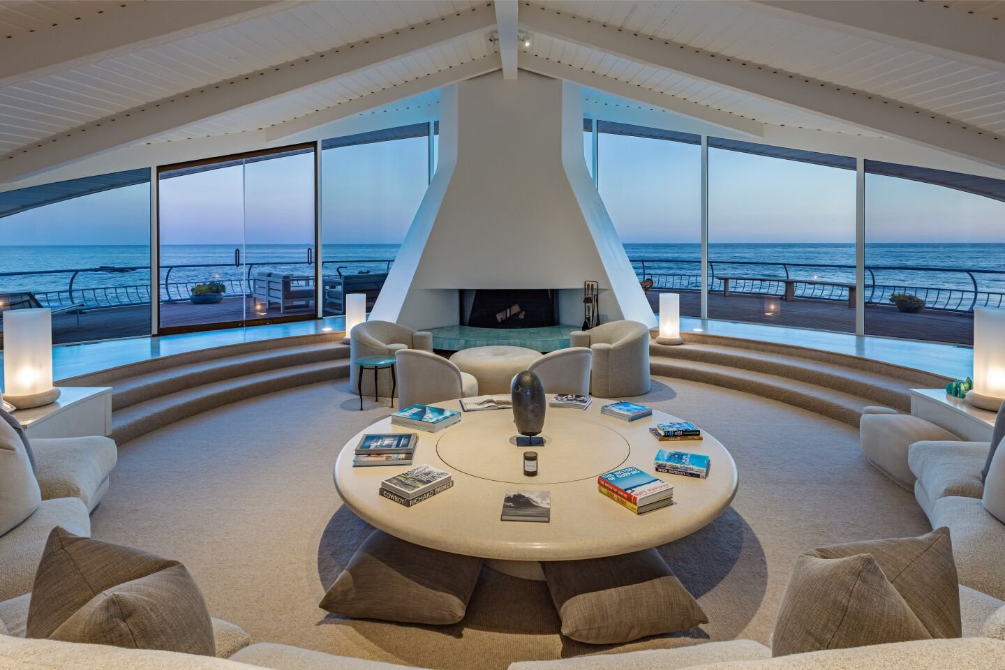 해질 무렵 조명이 켜진 Wave House 거실