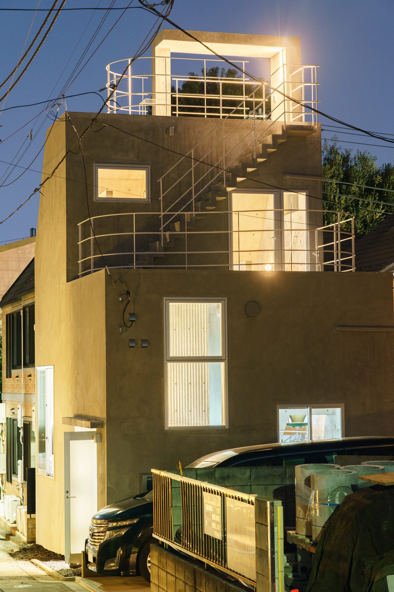 노출 콘크리트로 마감된 Nakano House 내부, 벽과 계단이 하나로 이어진다