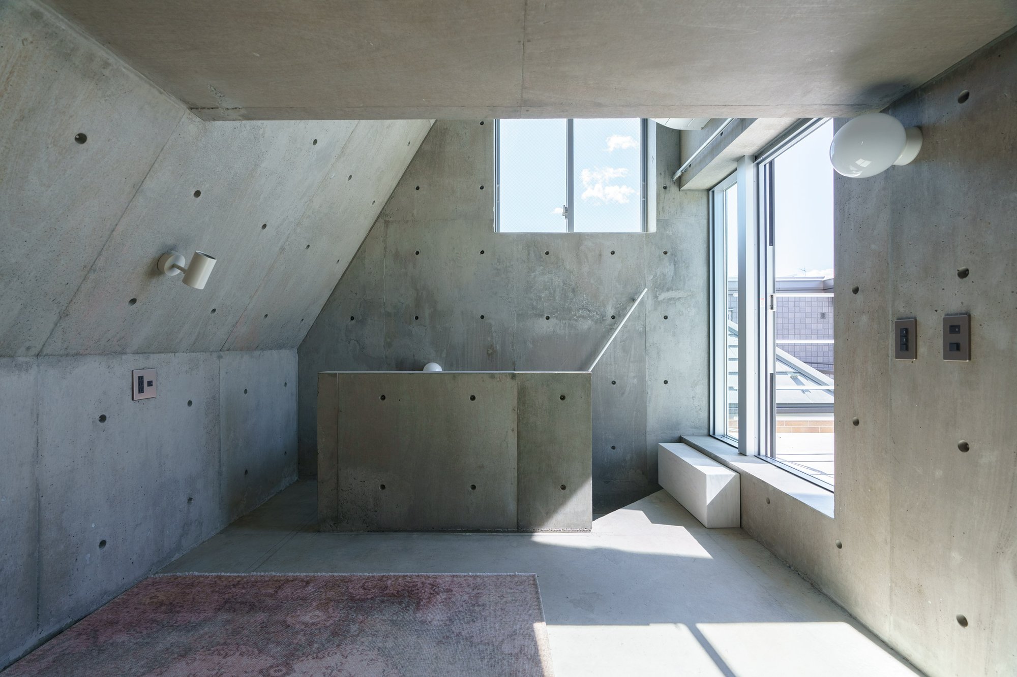 옥상 테라스로 이어지는 Nakano House의 다락 공간