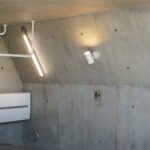 Nakano House 욕실 샤프트, 물결무늬로 마감된 콘크리트