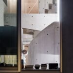 Nakano House 거실에서 바라본 나선형 계단