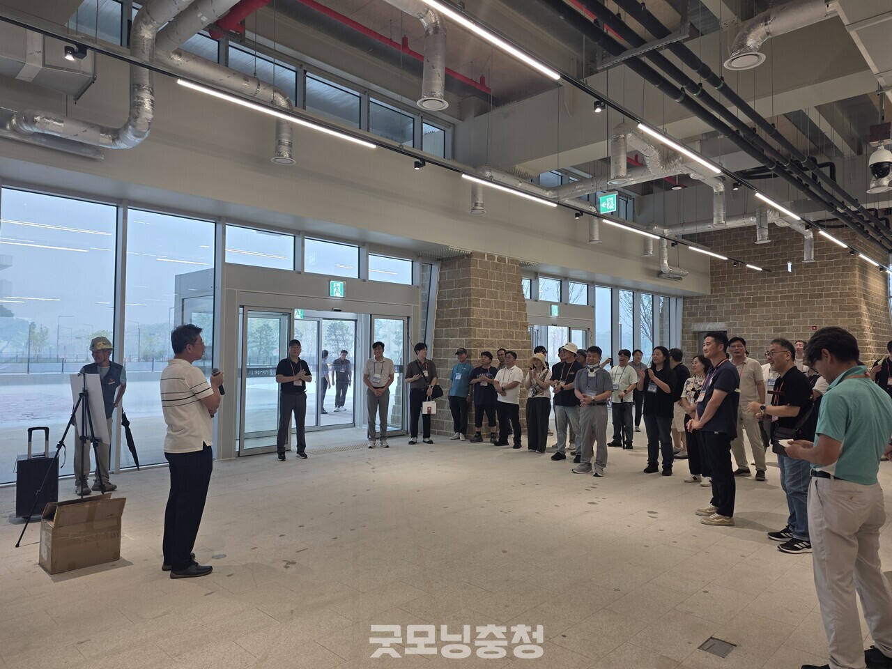 국립도시건축박물관 현장을 답사하는 방문단