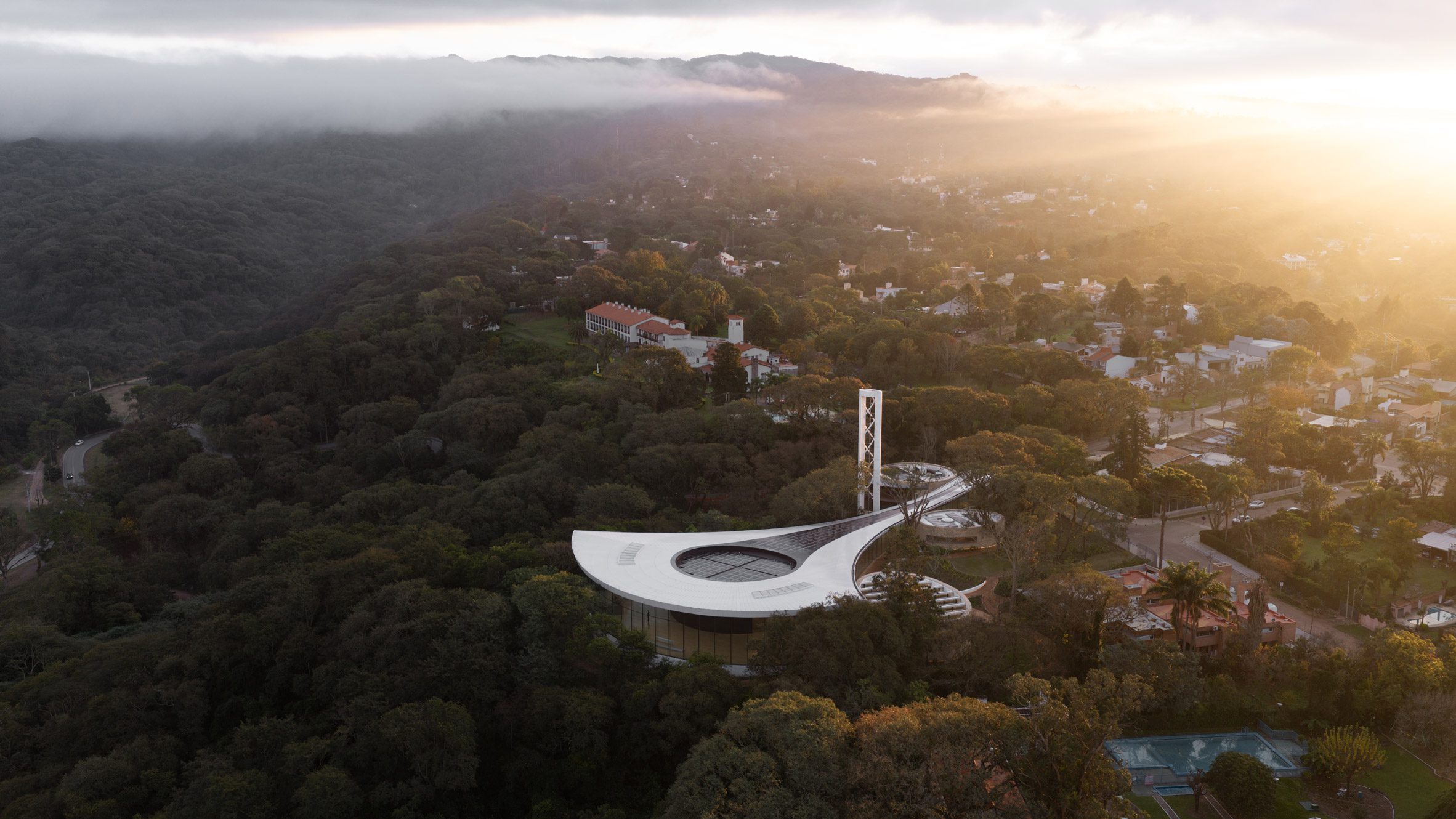 Pelli Clarke and Partners가 설계한 Lola Mora Cultural Centre 외관