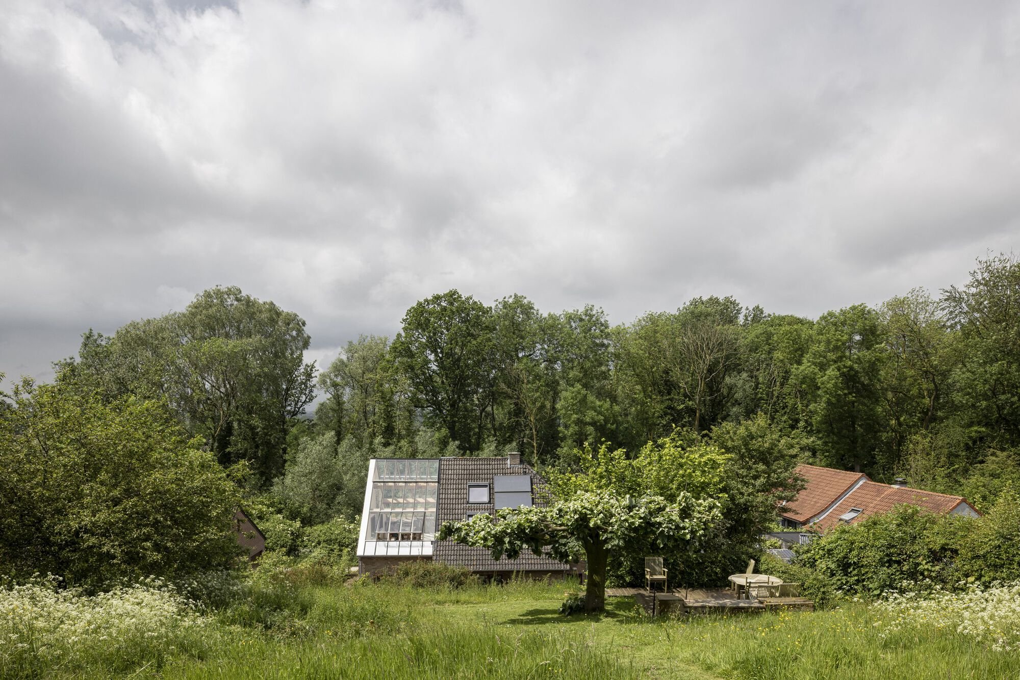 Omloop Farmhouse 정원에서 바라본 주택 외관
