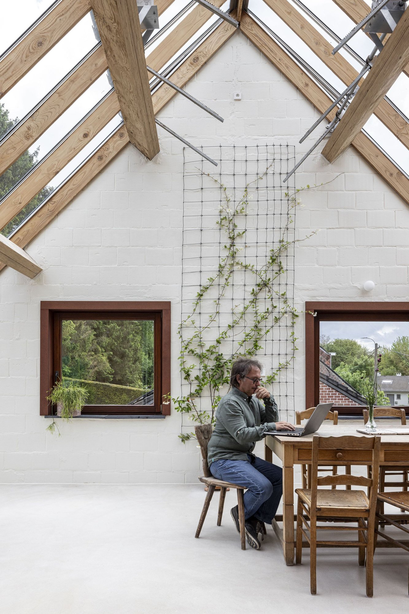 Omloop Farmhouse의 계단, 유리와 목재로 마감된 디테일