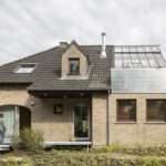Omloop Farmhouse 실내 전경, 다짐 흙벽의 질감이 살아있다