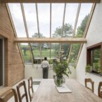 Omloop Farmhouse 외관 디테일, 붉은 흙벽과 목재 창호