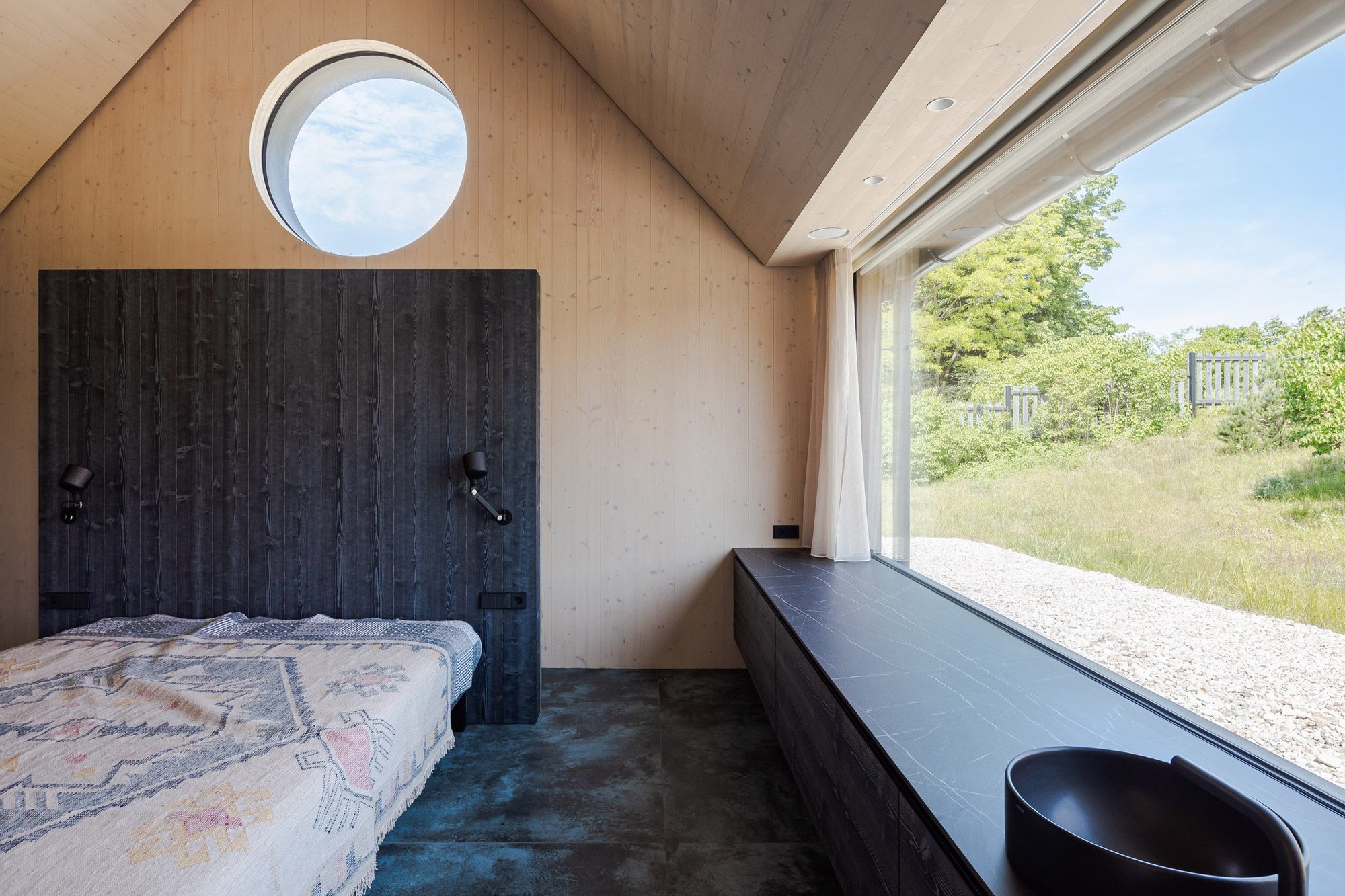 Pāvilosta House 침실과 원형 창