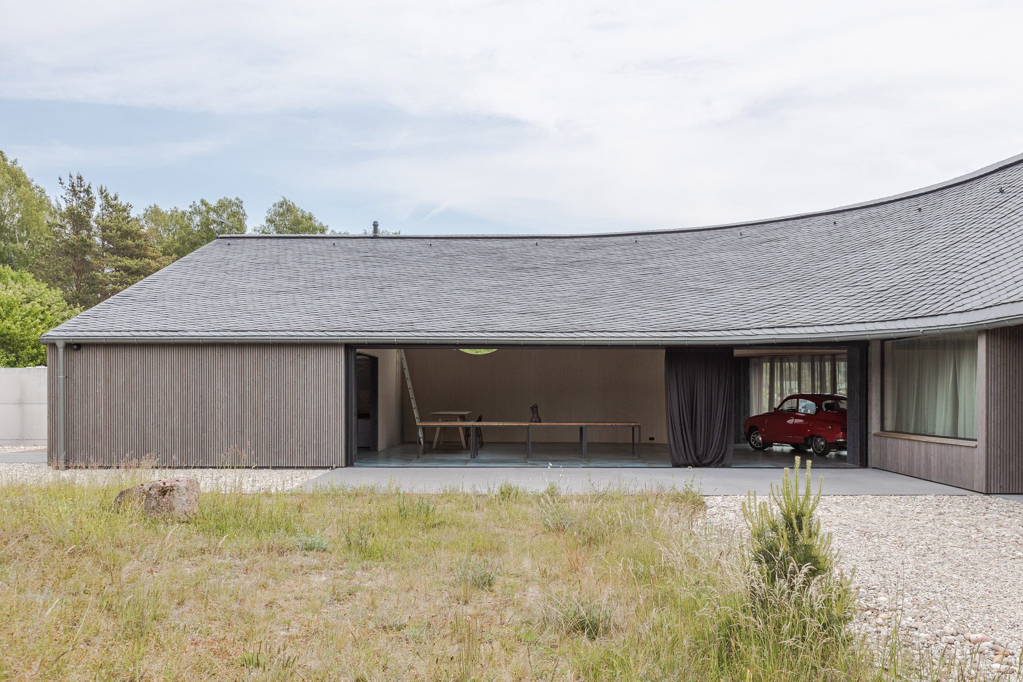 Pāvilosta House 곡면 지붕 외관 전경