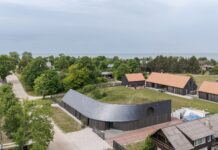 Pāvilosta House 항공에서 본 곡면 슬레이트 지붕과 바다