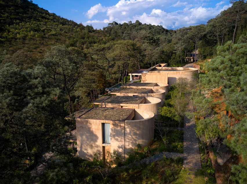 소나무 숲 비탈에 늘어선 Rancho del Bosque 여섯 채 파빌리온