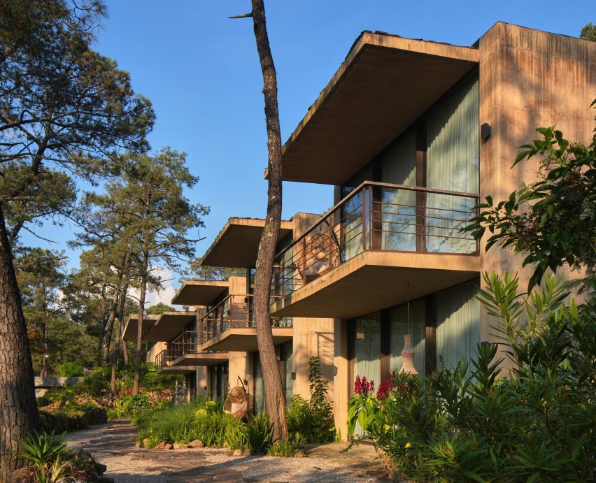 침실 블록의 발코니가 늘어선 모습, Rancho del Bosque