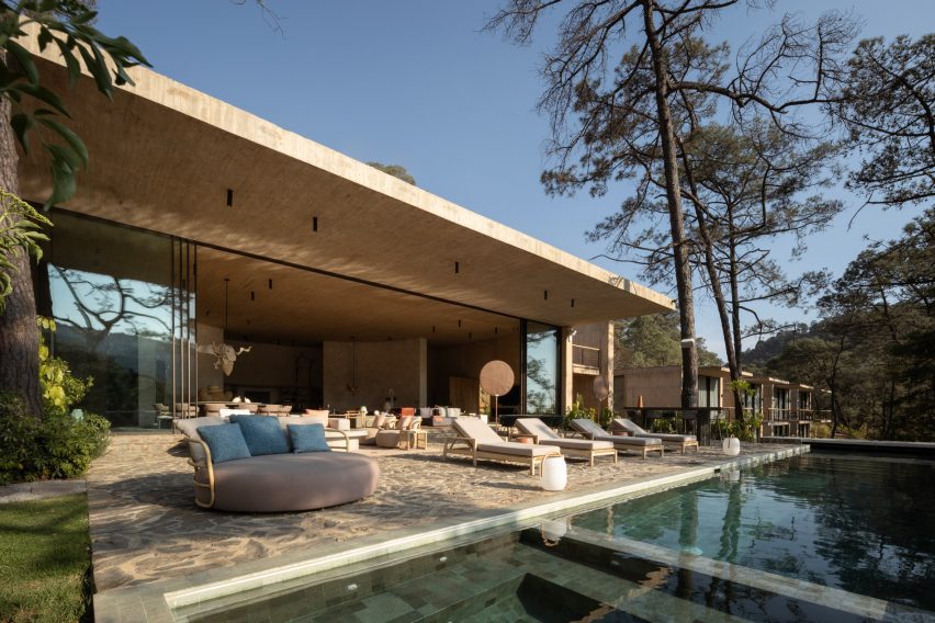 Rancho del Bosque 거실과 테라스, 수영장으로 열린 개구부