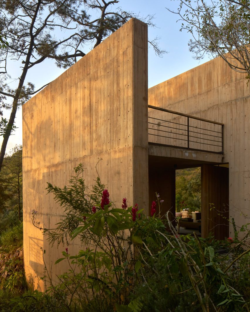 붉은 안료를 섞은 콘크리트 외벽 클로즈업, Rancho del Bosque