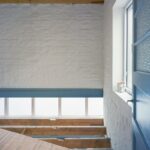 Rinskopf 골함석 벽과 콘크리트 조리대가 있는 주방 코너