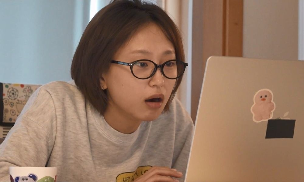 식탁에 노트북을 펼치고 화면을 보는 류혜영