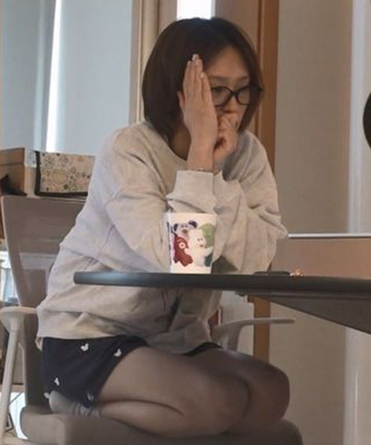 주방과 이어진 자리에서 식탁에 앉아 있는 류혜영