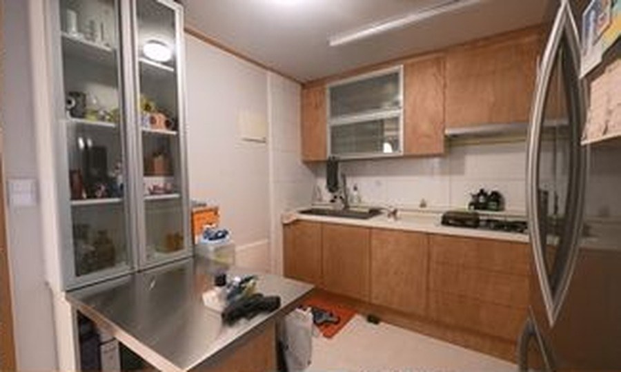 우드 상하부장과 스테인리스 작업대를 짜 넣은 주방
