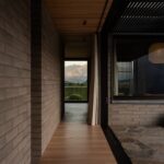 복도 유리창 너머로 보이는 산줄기와 커튼