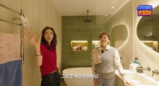 올리브 그린 타일과 자립형 욕조가 있는 욕실