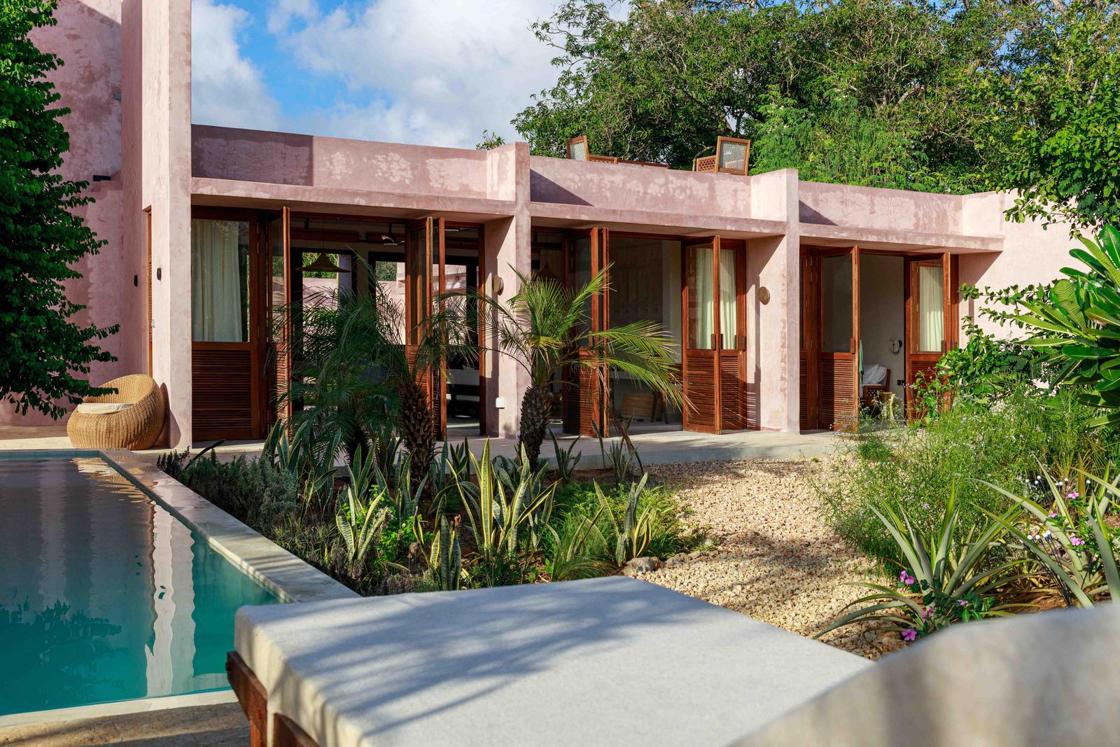 Studio Mehta가 설계한 Ua House 전경, Kenya Kilifi 해안