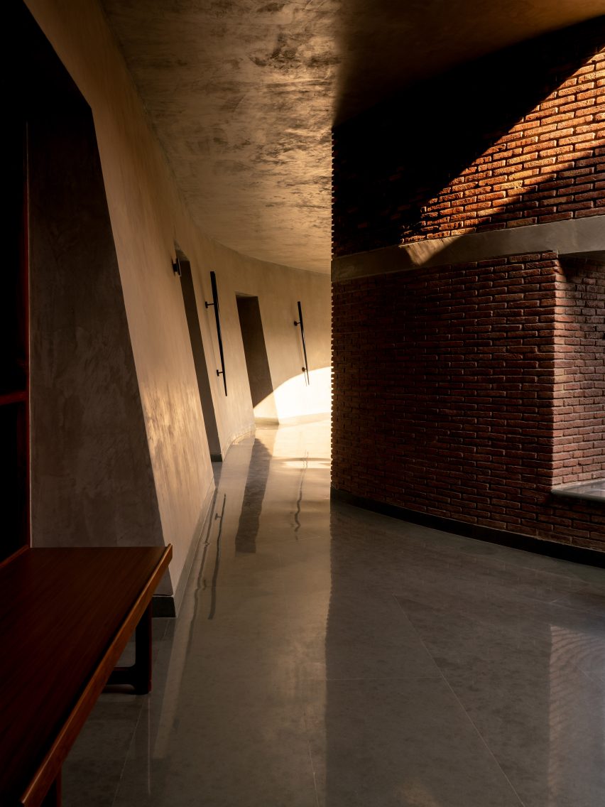 The Sanctum House 곡선 회랑